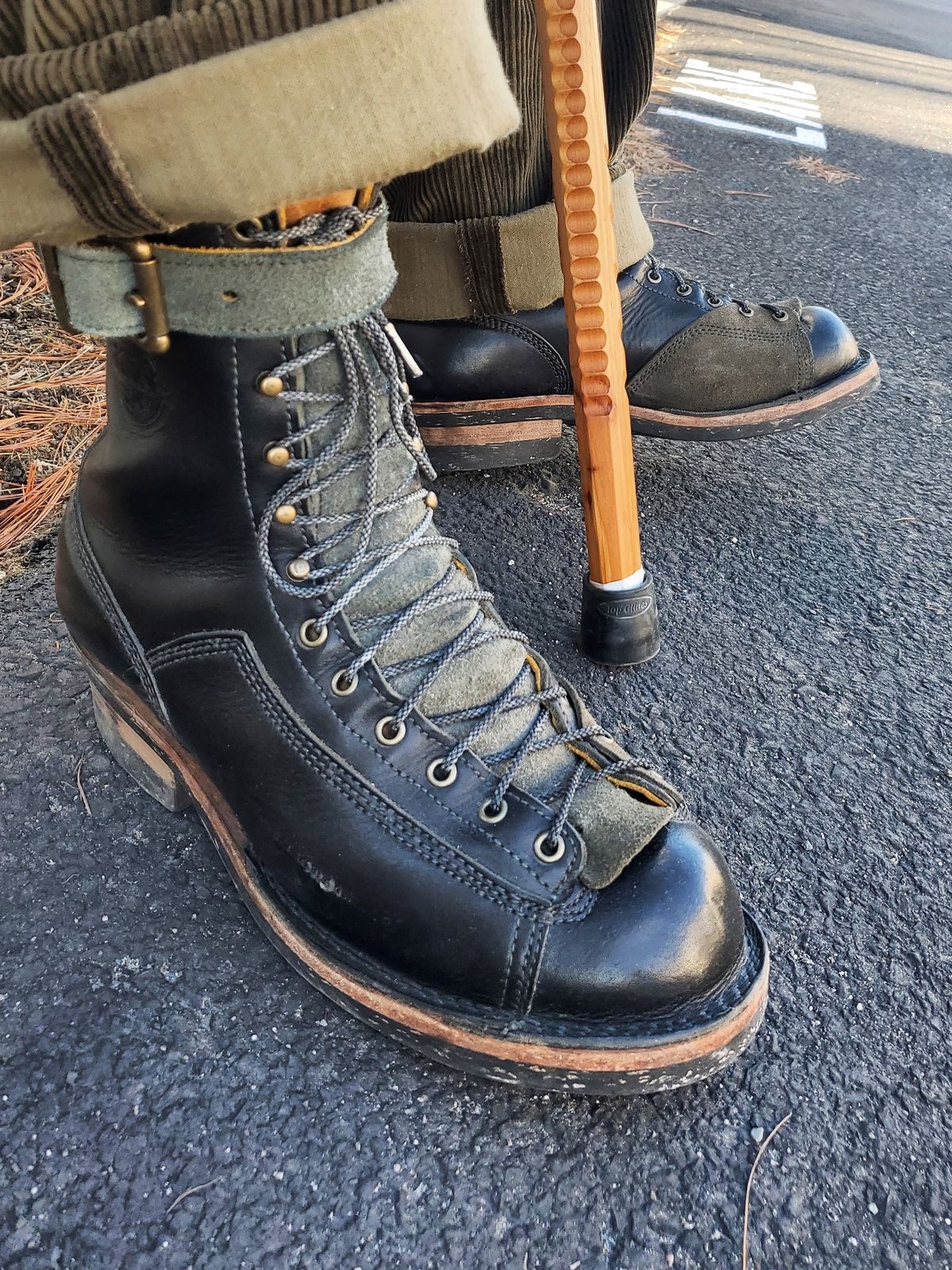 Photo by Akslavelabor on March 6, 2024 of the Frank's Boots Monkey Boot in Horween Black Essex.