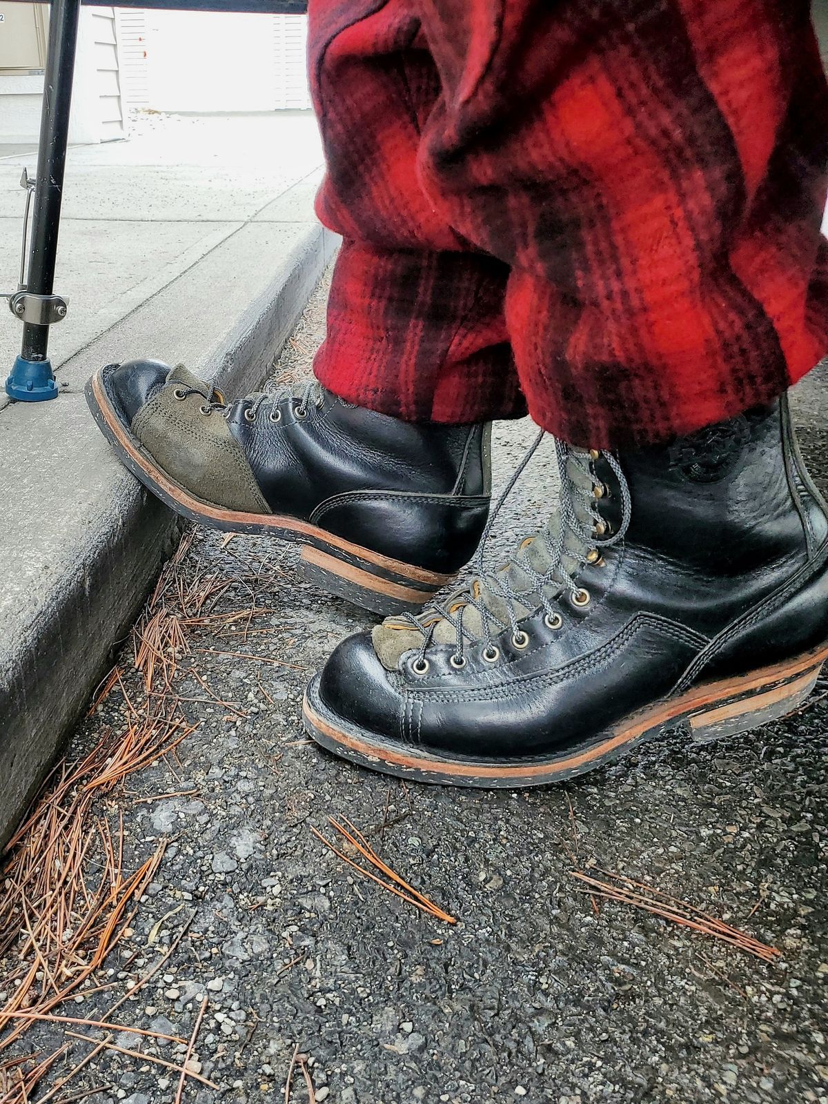 Photo by Akslavelabor on March 13, 2024 of the Frank's Boots Monkey Boot in Horween Black Essex.