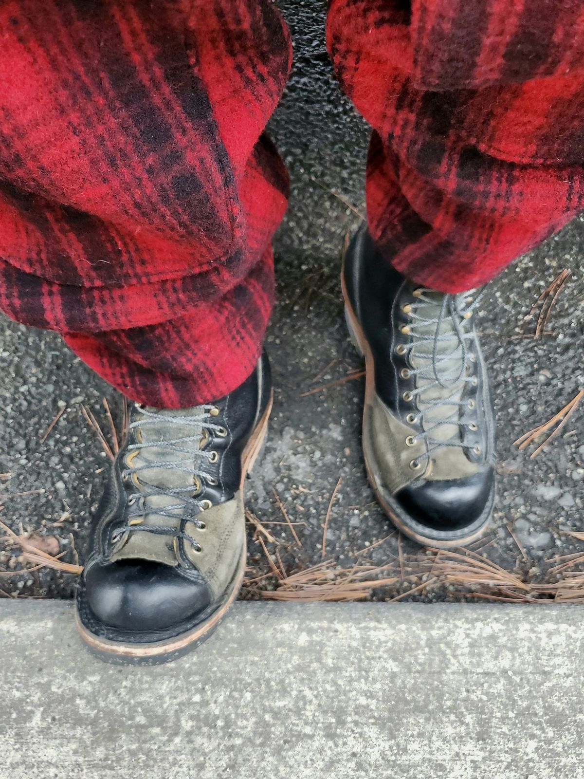 Photo by Akslavelabor on March 13, 2024 of the Frank's Boots Monkey Boot in Horween Black Essex.