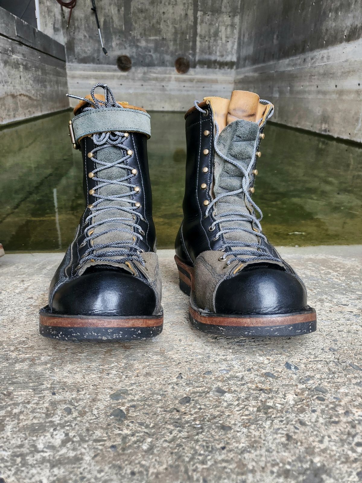 Photo by Akslavelabor on April 3, 2024 of the Frank's Boots Monkey Boot in Horween Black Essex.