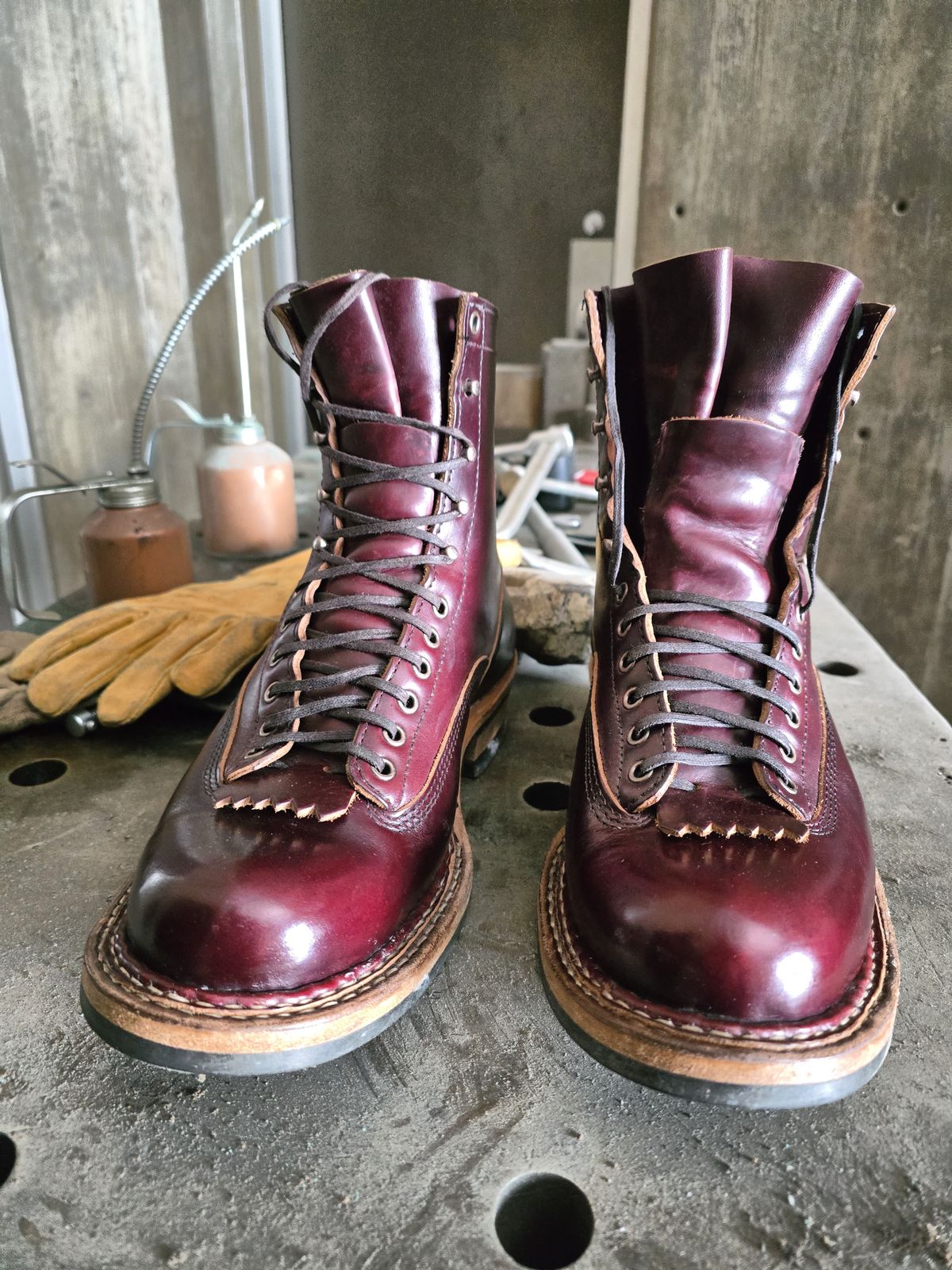 Photo by Akslavelabor on February 5, 2025 of the White's 350 7" Cutters in Seidel Burgundy Double Shot & Seidel Black Double Shot.