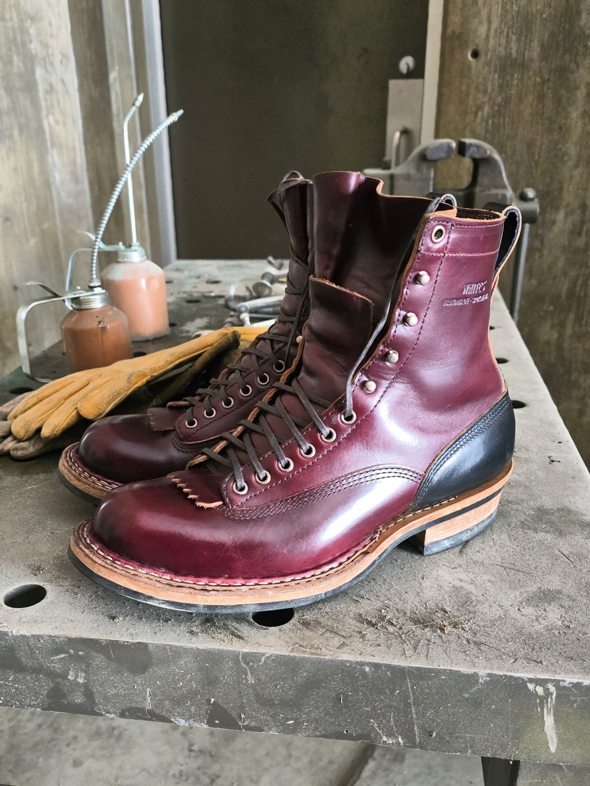Photo by Akslavelabor on February 5, 2025 of the White's 350 7" Cutters in Seidel Burgundy Double Shot & Seidel Black Double Shot.