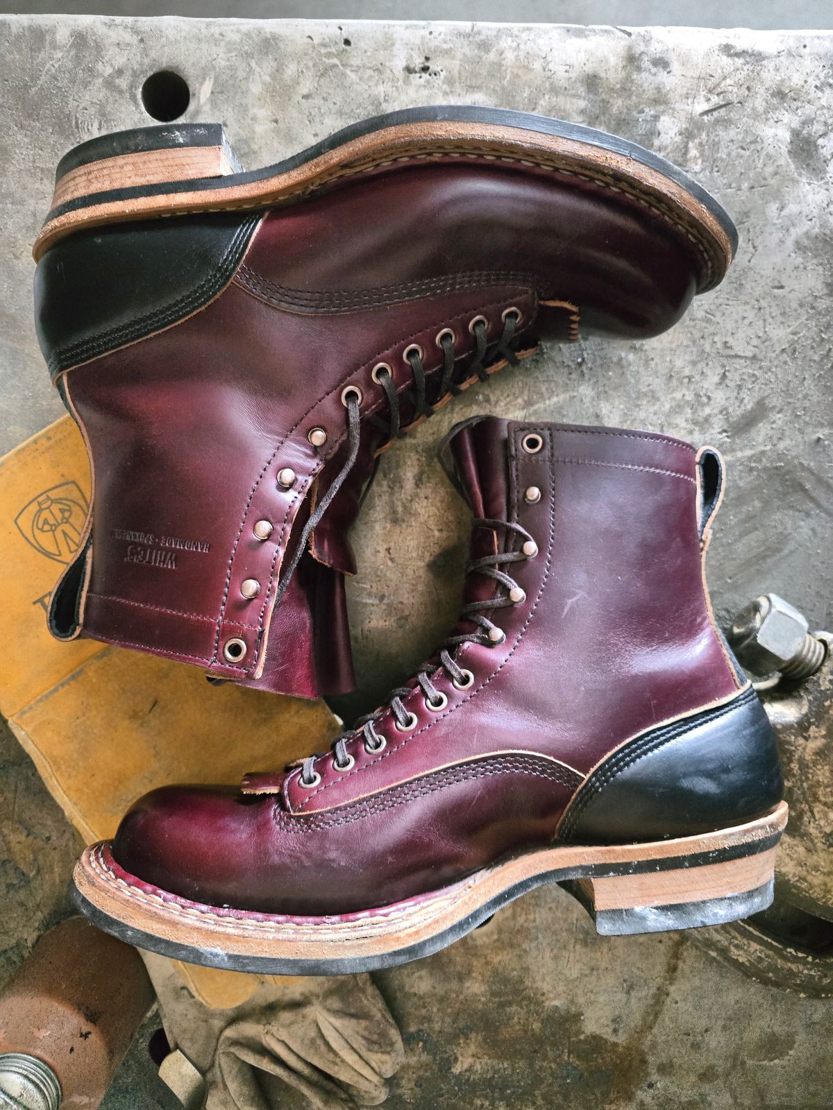 Photo by Akslavelabor on February 5, 2025 of the White's 350 7" Cutters in Seidel Burgundy Double Shot & Seidel Black Double Shot.