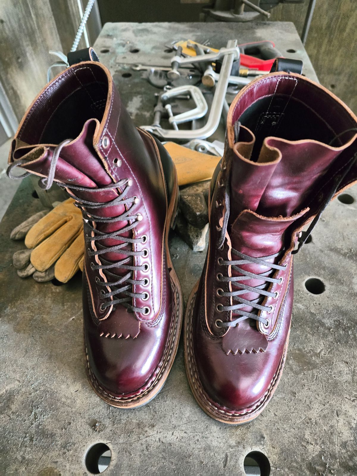 Photo by Akslavelabor on February 5, 2025 of the White's 350 7" Cutters in Seidel Burgundy Double Shot & Seidel Black Double Shot.