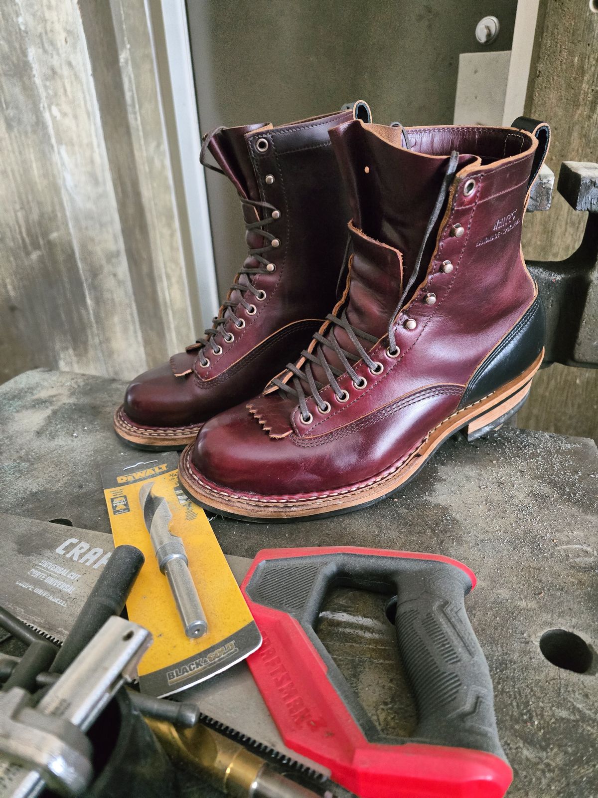 Photo by Akslavelabor on February 5, 2025 of the White's 350 7" Cutters in Seidel Burgundy Double Shot & Seidel Black Double Shot.