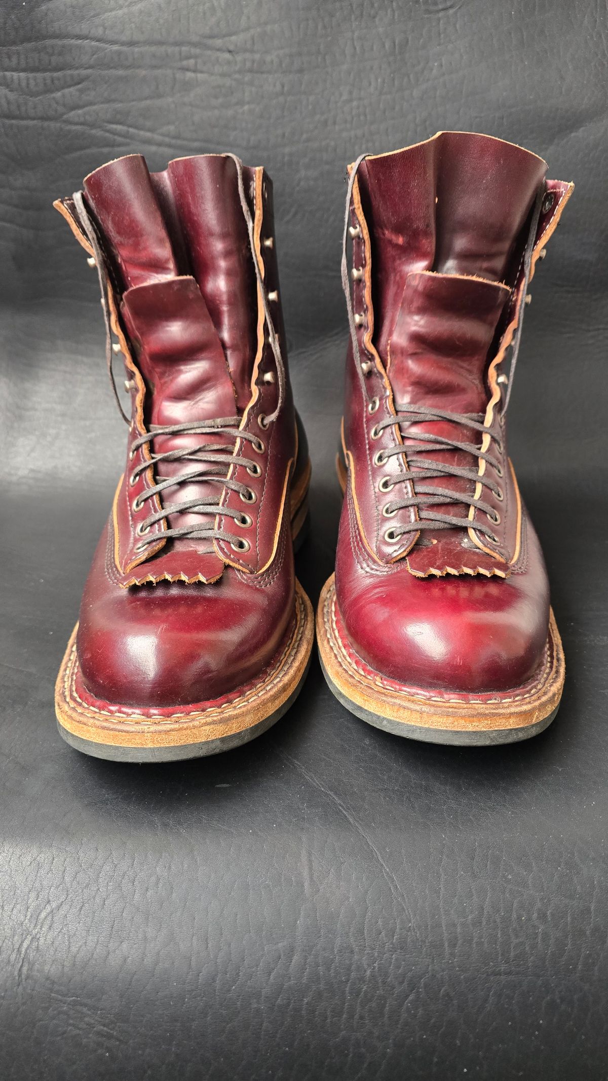 Photo by Akslavelabor on March 5, 2025 of the White's 350 7" Cutters in Seidel Burgundy Double Shot & Seidel Black Double Shot.