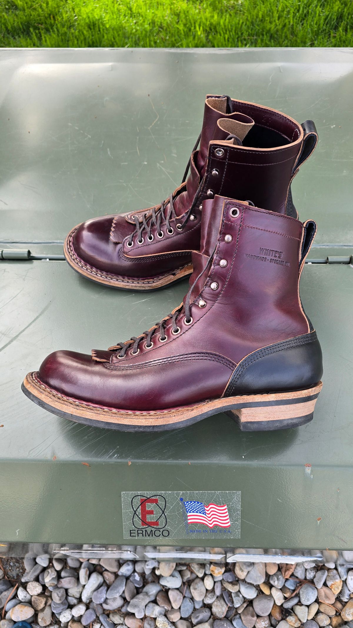 Photo by Akslavelabor on April 5, 2025 of the White's 350 7" Cutters in Seidel Burgundy Double Shot & Seidel Black Double Shot.