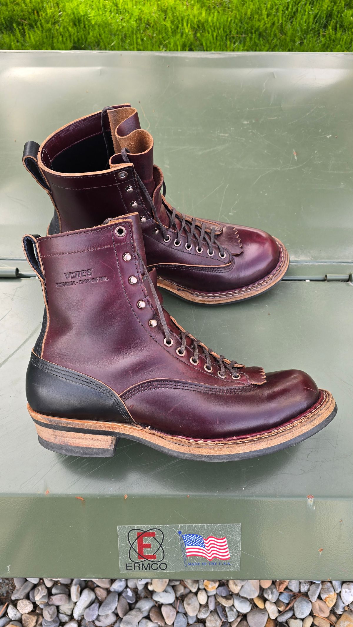 Photo by Akslavelabor on April 5, 2025 of the White's 350 7" Cutters in Seidel Burgundy Double Shot & Seidel Black Double Shot.