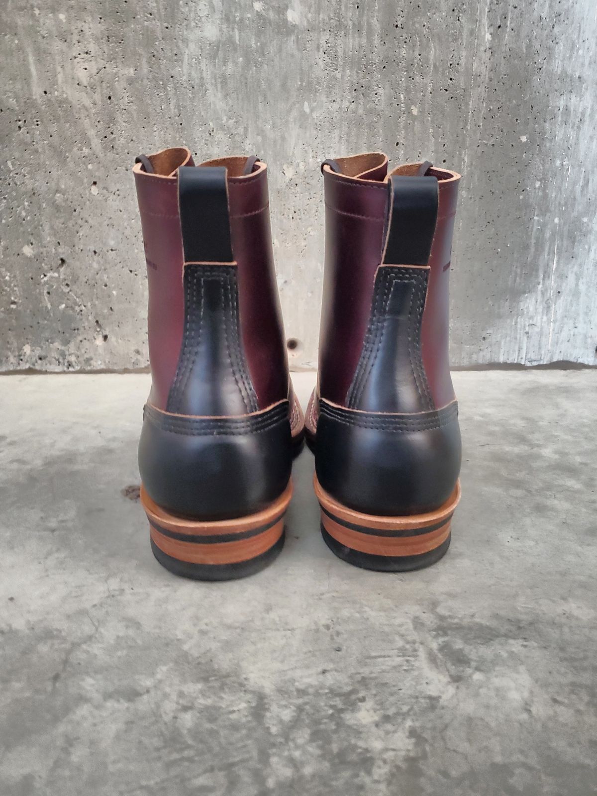 Photo by Akslavelabor on October 1, 2024 of the White's 350 7" Cutters in Seidel Burgundy Double Shot & Seidel Black Double Shot.