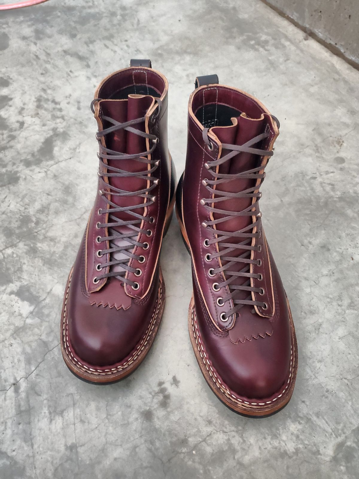 Photo by Akslavelabor on October 1, 2024 of the White's 350 7" Cutters in Seidel Burgundy Double Shot & Seidel Black Double Shot.