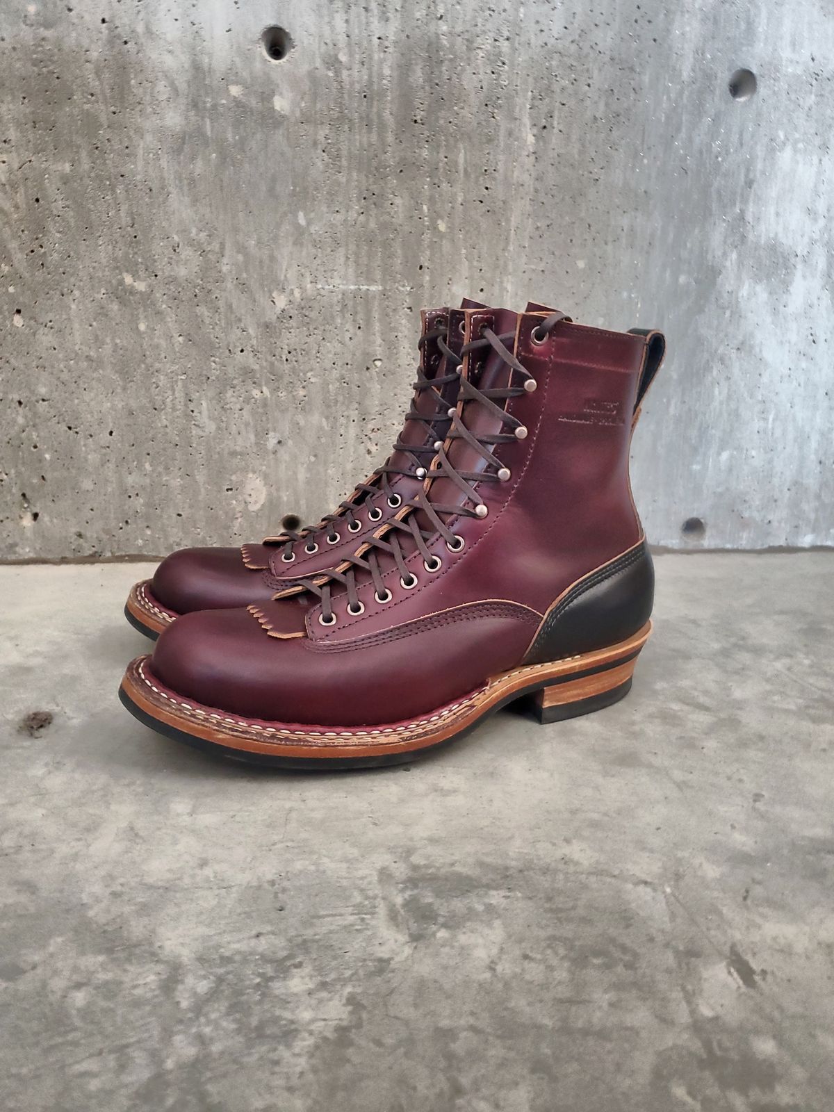 Photo by Akslavelabor on October 1, 2024 of the White's 350 7" Cutters in Seidel Burgundy Double Shot & Seidel Black Double Shot.