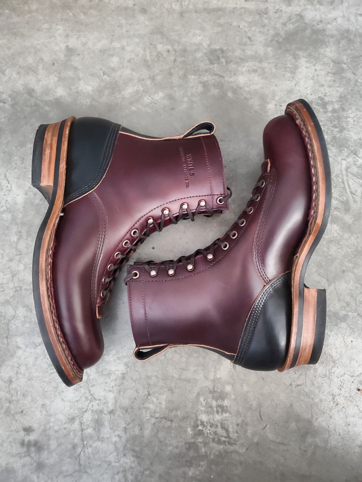 Photo by Akslavelabor on October 1, 2024 of the White's 350 7" Cutters in Seidel Burgundy Double Shot & Seidel Black Double Shot.