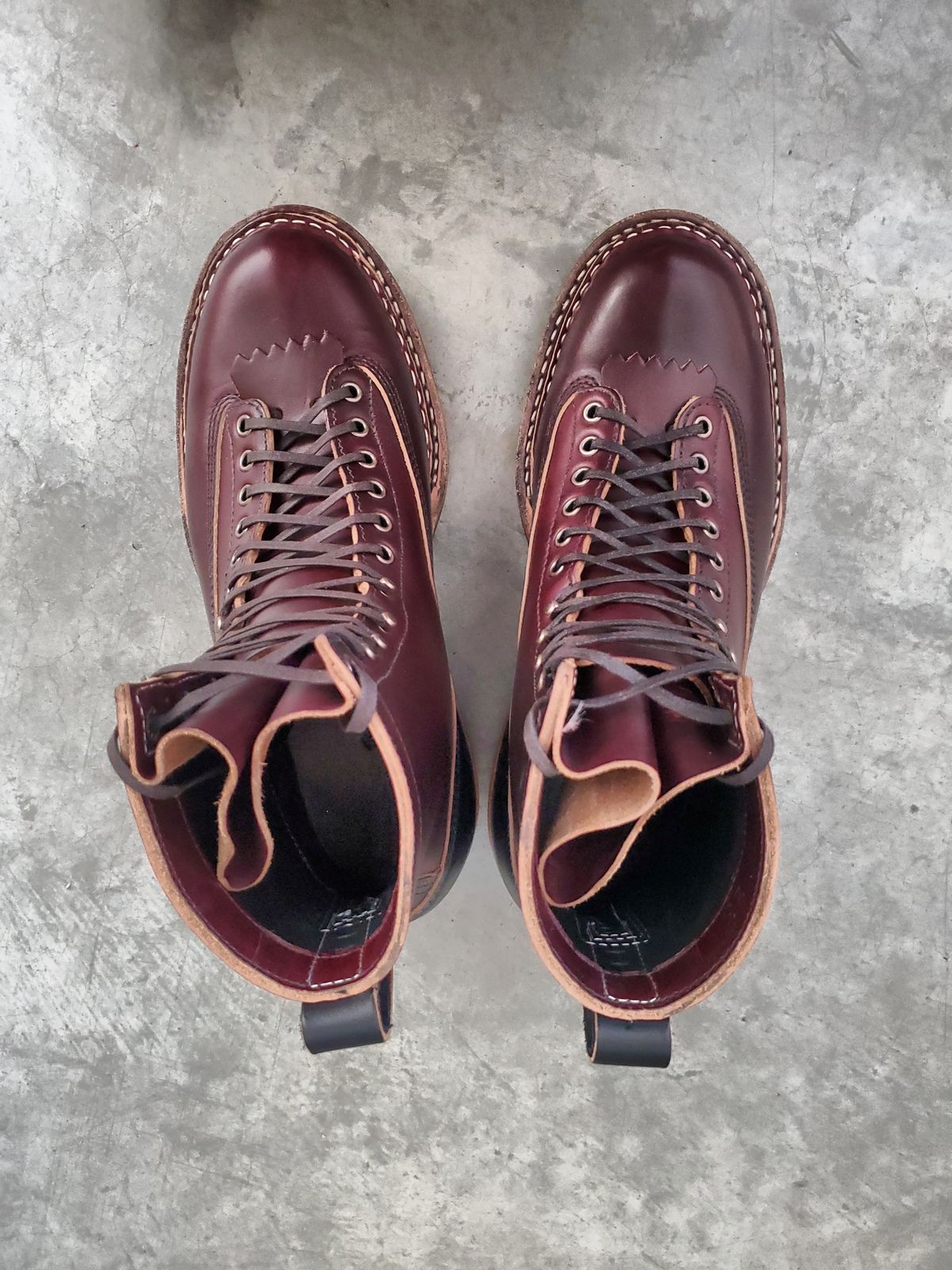 Photo by Akslavelabor on October 1, 2024 of the White's 350 7" Cutters in Seidel Burgundy Double Shot & Seidel Black Double Shot.