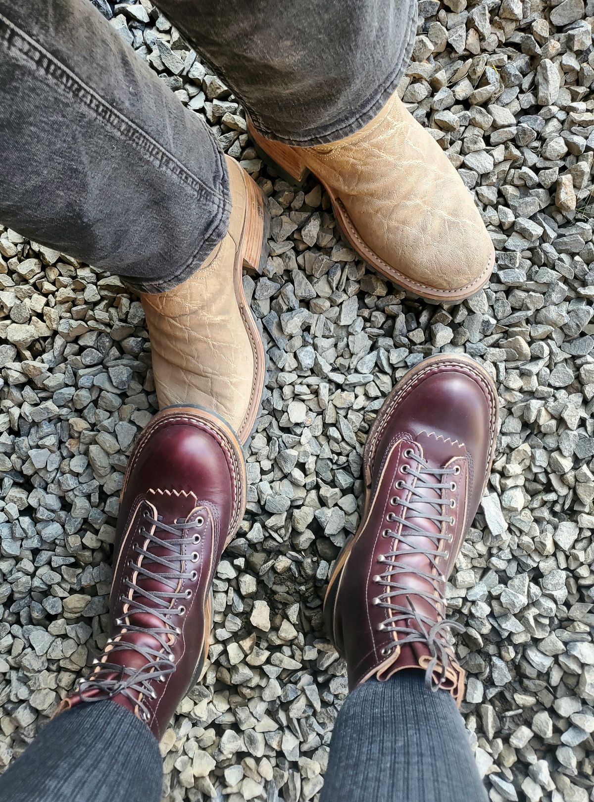 Photo by Akslavelabor on October 1, 2024 of the White's 350 7" Cutters in Seidel Burgundy Double Shot & Seidel Black Double Shot.