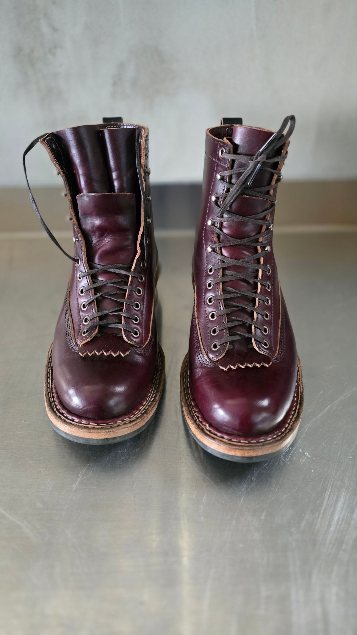 Photo by Akslavelabor on November 5, 2024 of the White's 350 7" Cutters in Seidel Burgundy Double Shot & Seidel Black Double Shot.