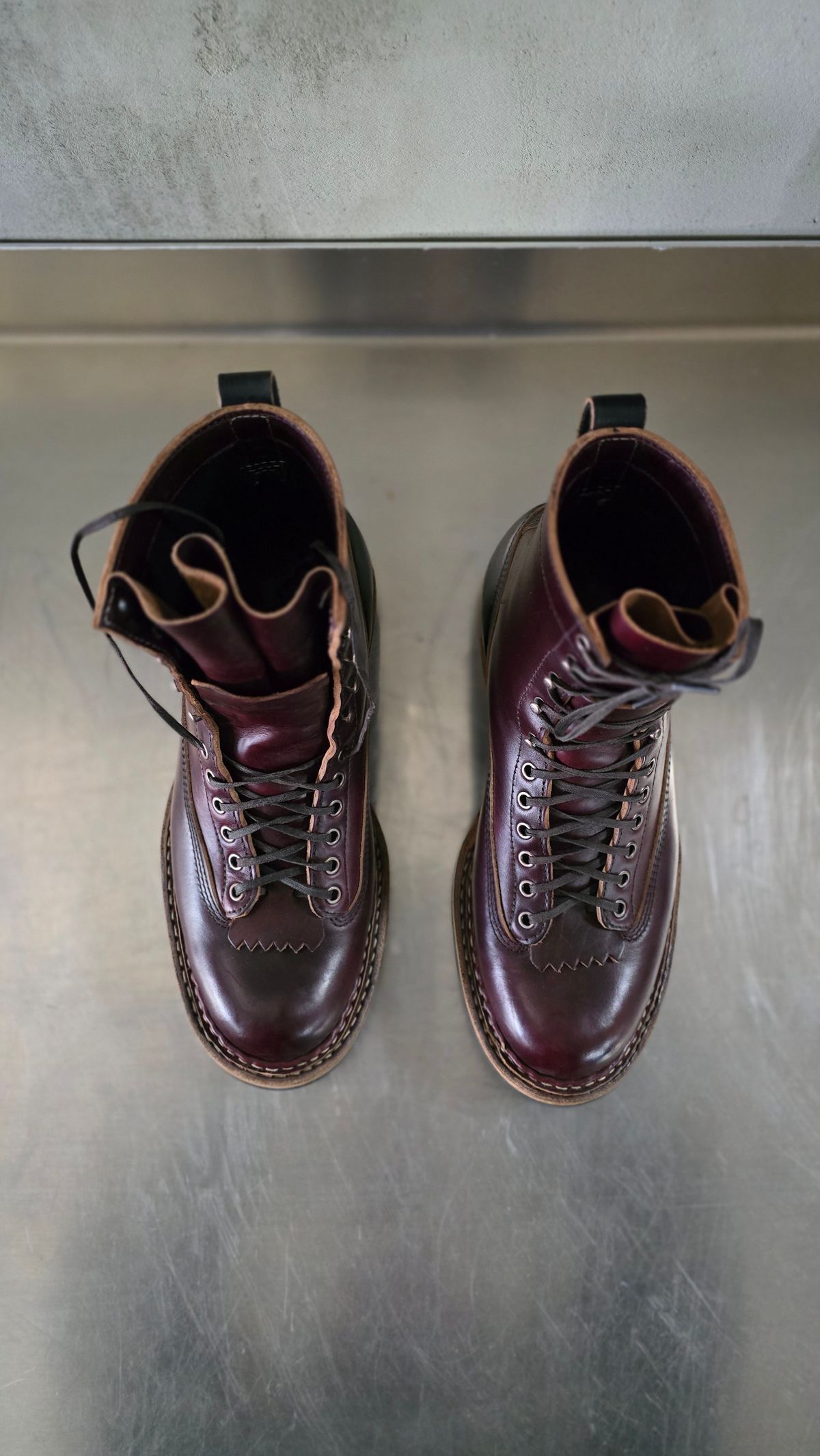 Photo by Akslavelabor on November 5, 2024 of the White's 350 7" Cutters in Seidel Burgundy Double Shot & Seidel Black Double Shot.