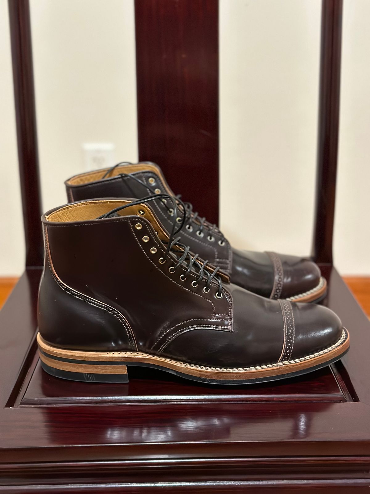Photo by BootyHeist on October 5, 2022 of the Viberg Service Boot BCT in Horween Color 8 Shell Cordovan.