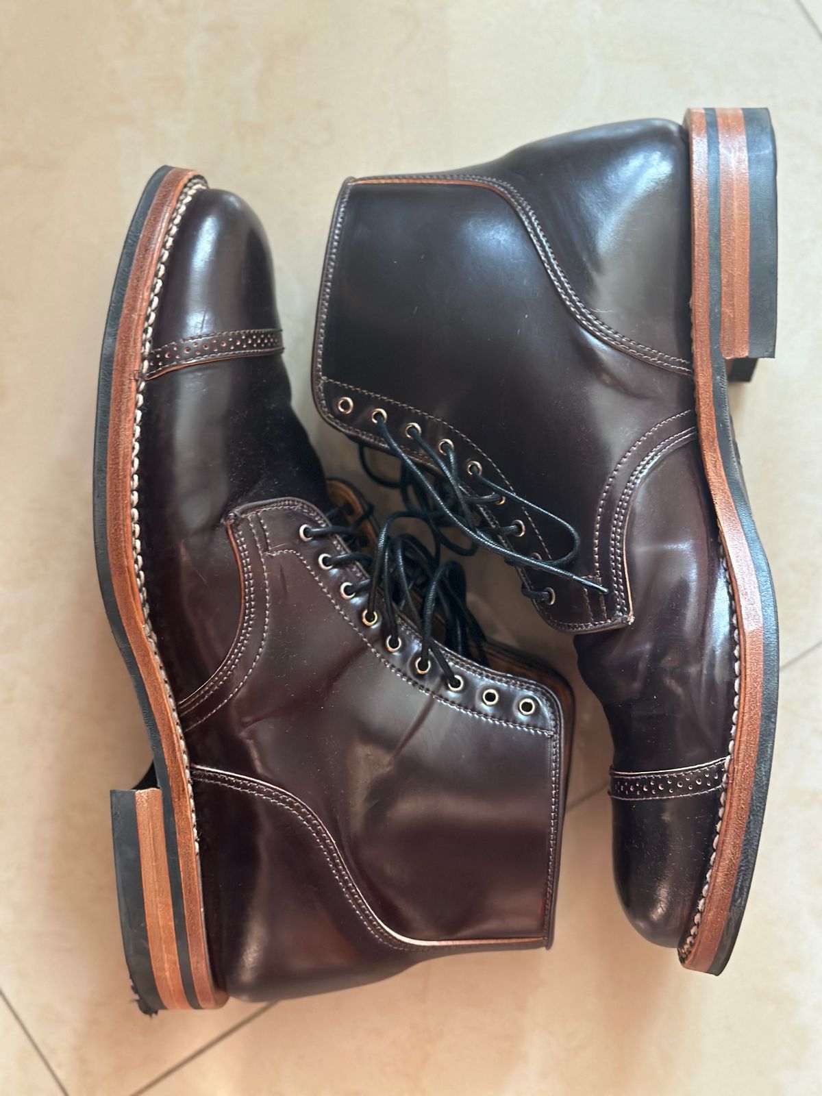 Photo by BootyHeist on November 5, 2022 of the Viberg Service Boot BCT in Horween Color 8 Shell Cordovan.