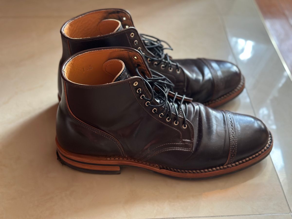 Photo by BootyHeist on November 5, 2022 of the Viberg Service Boot BCT in Horween Color 8 Shell Cordovan.