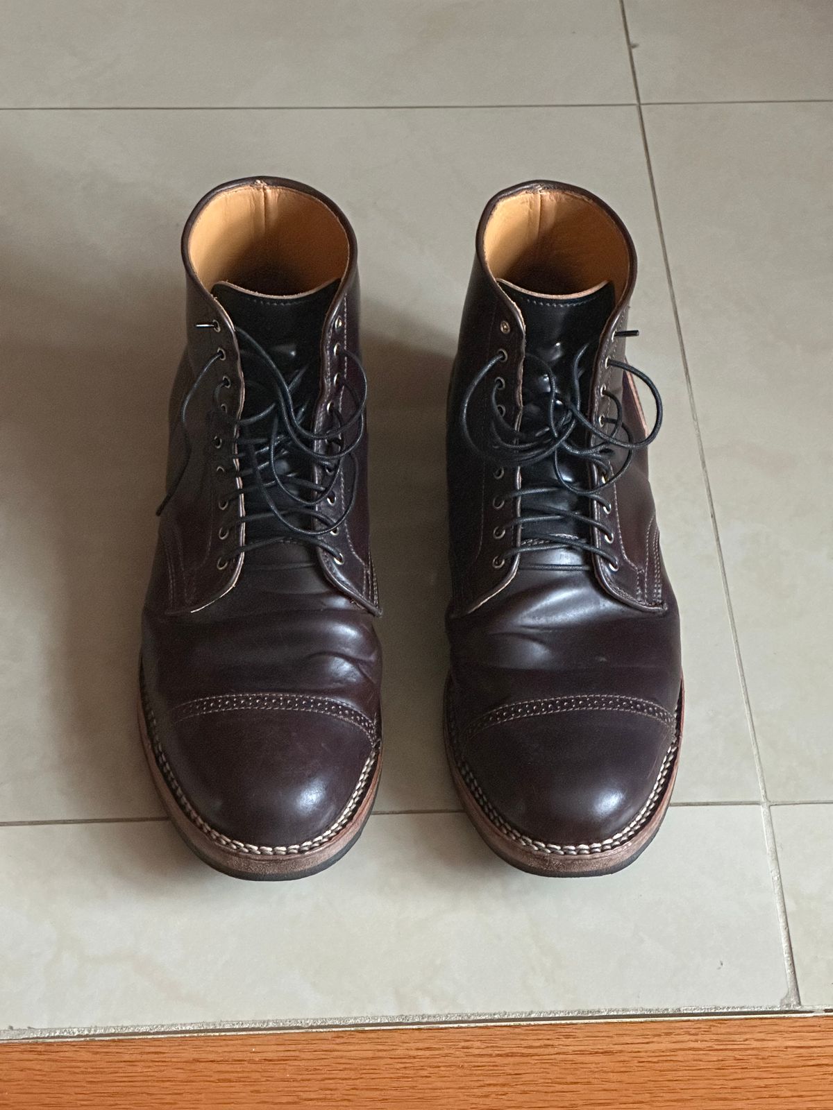 Photo by BootyHeist on January 2, 2023 of the Viberg Service Boot BCT in Horween Color 8 Shell Cordovan.