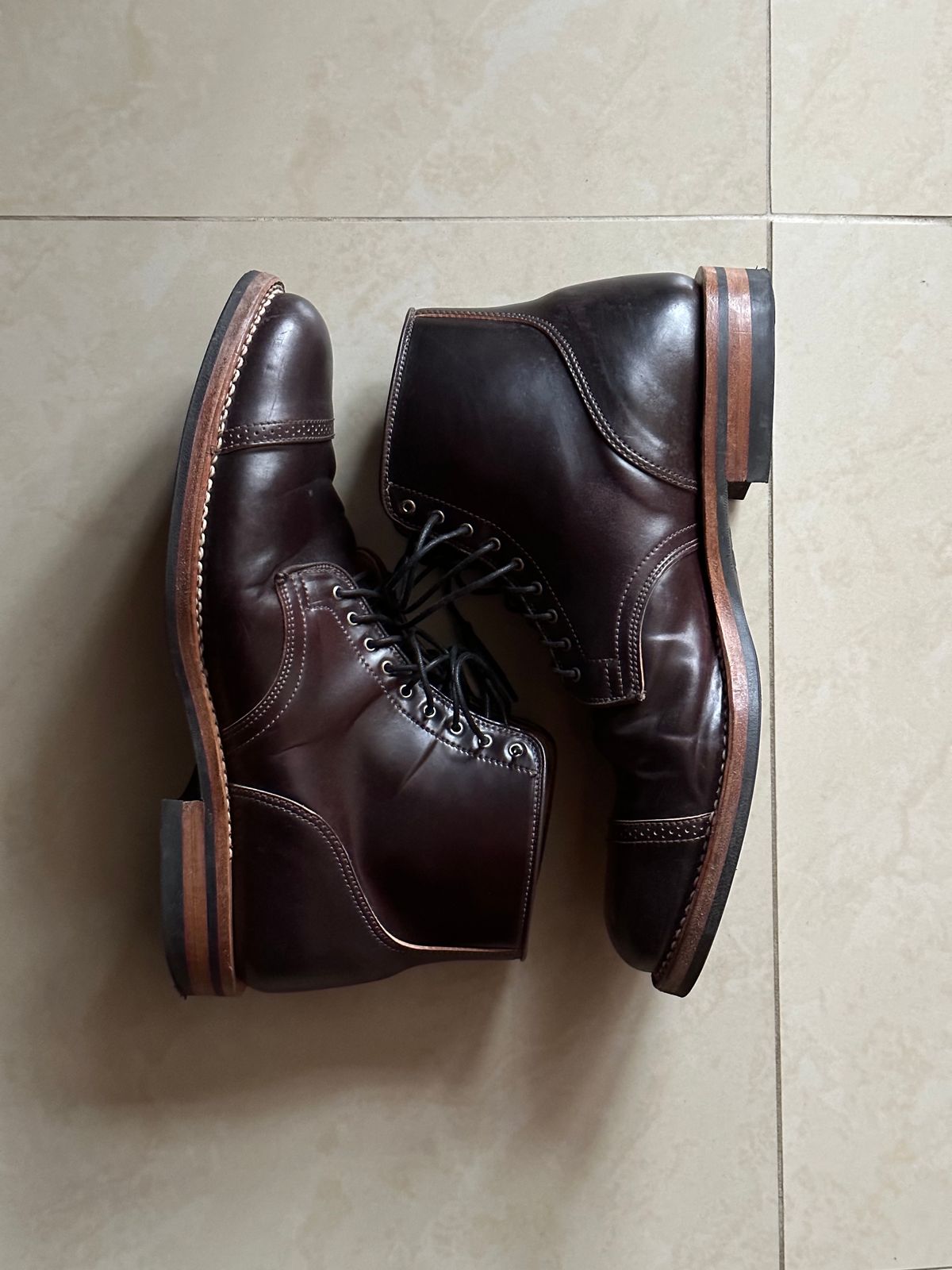 Photo by BootyHeist on January 2, 2023 of the Viberg Service Boot BCT in Horween Color 8 Shell Cordovan.