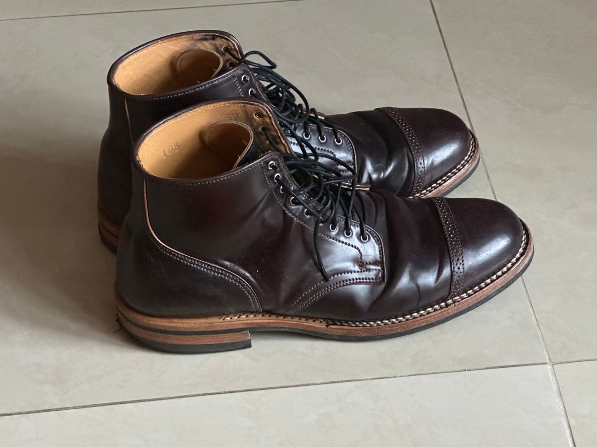 Photo by BootyHeist on January 2, 2023 of the Viberg Service Boot BCT in Horween Color 8 Shell Cordovan.