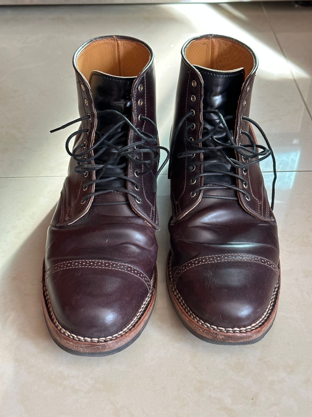 Photo by BootyHeist on February 5, 2023 of the Viberg Service Boot BCT in Horween Color 8 Shell Cordovan.