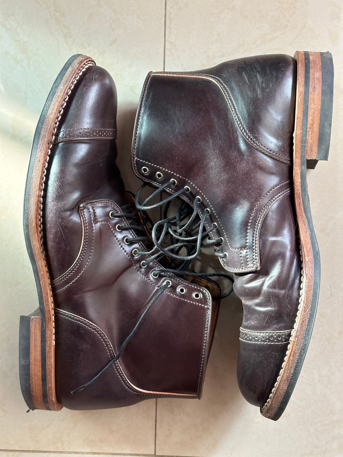 Photo by BootyHeist on February 5, 2023 of the Viberg Service Boot BCT in Horween Color 8 Shell Cordovan.
