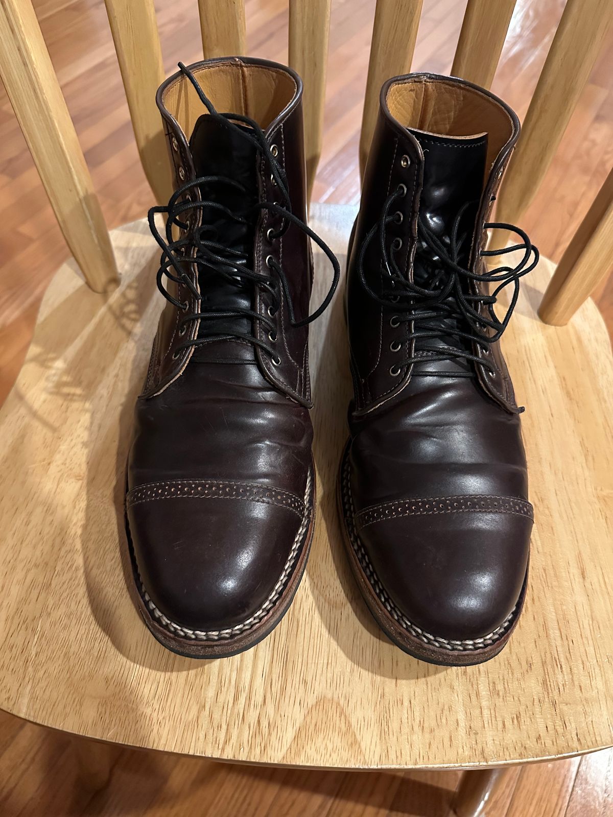 Photo by BootyHeist on April 6, 2023 of the Viberg Service Boot BCT in Horween Color 8 Shell Cordovan.