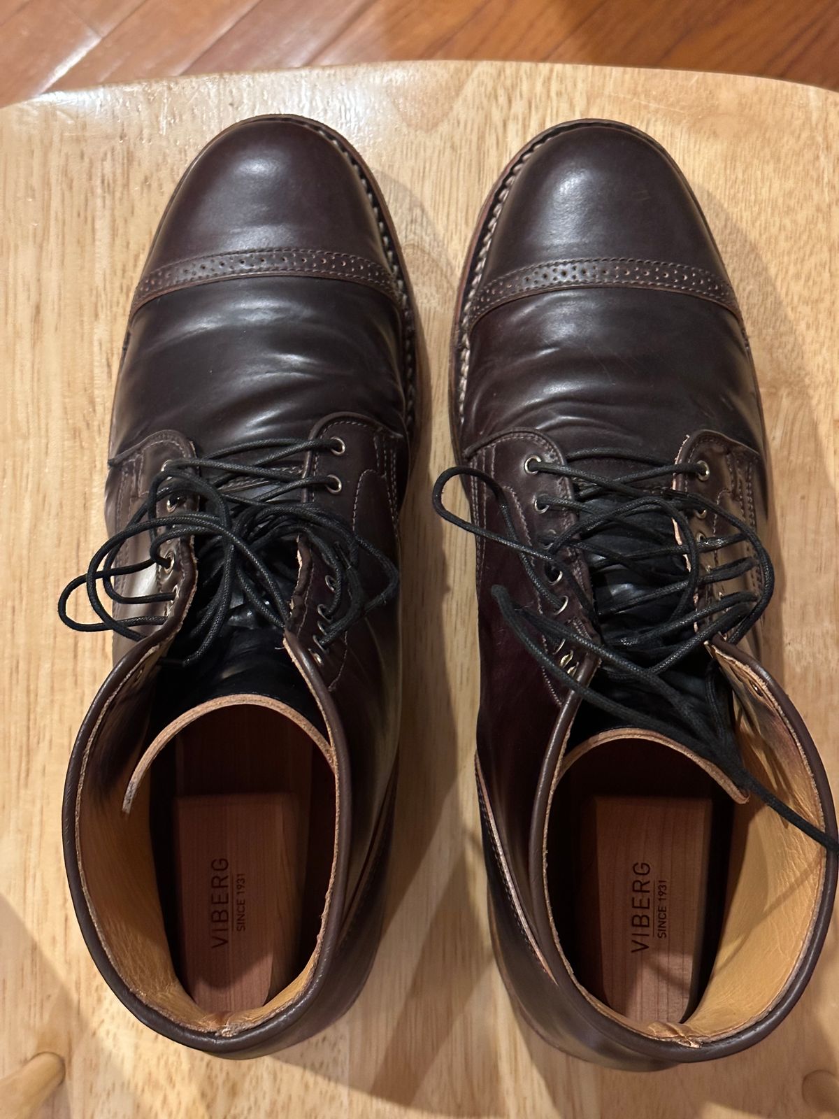 Photo by BootyHeist on April 6, 2023 of the Viberg Service Boot BCT in Horween Color 8 Shell Cordovan.