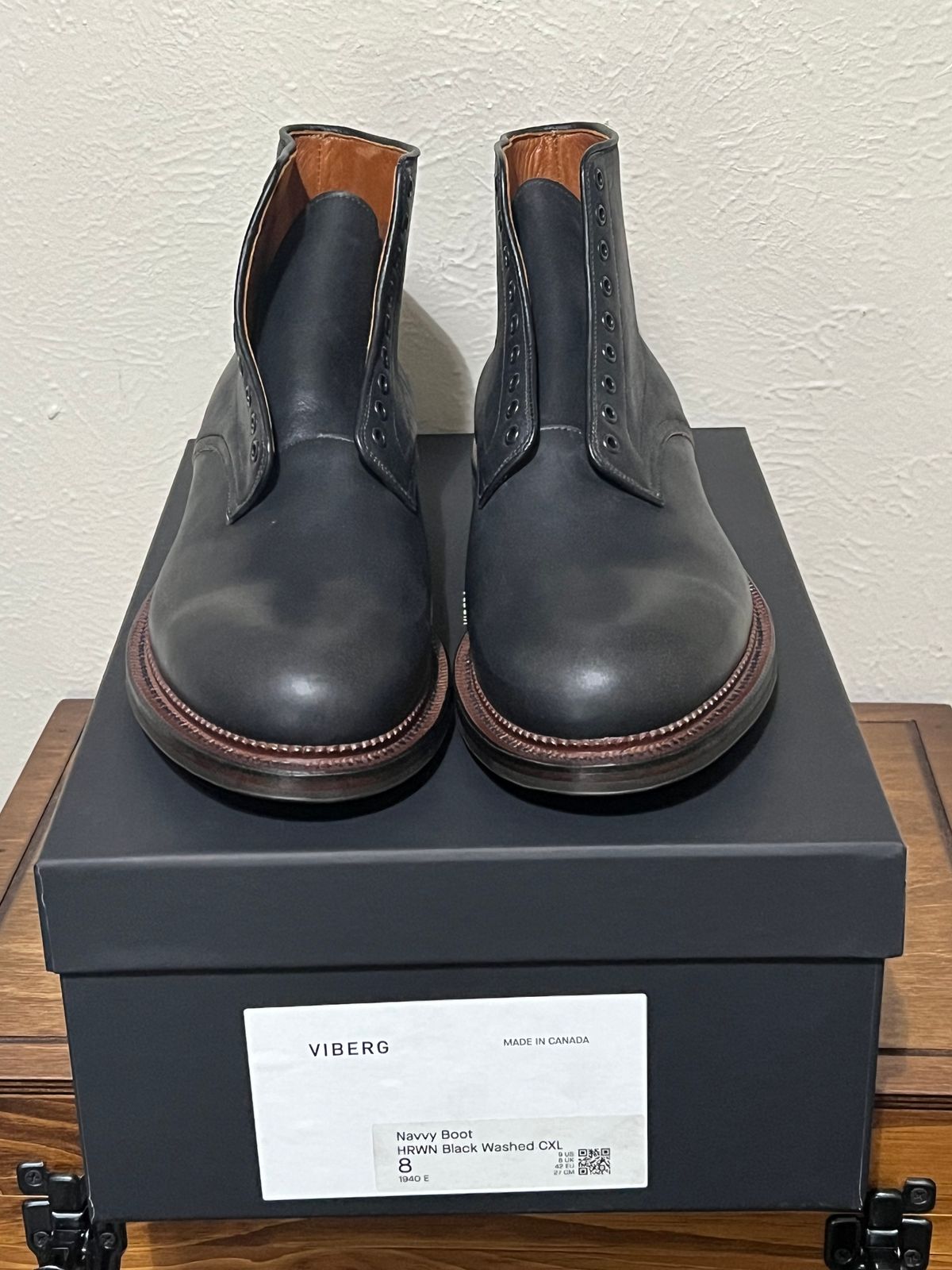 Photo by itsyaboisqueak on September 4, 2024 of the Viberg Navvy in Horween Black Washed Chromexcel.