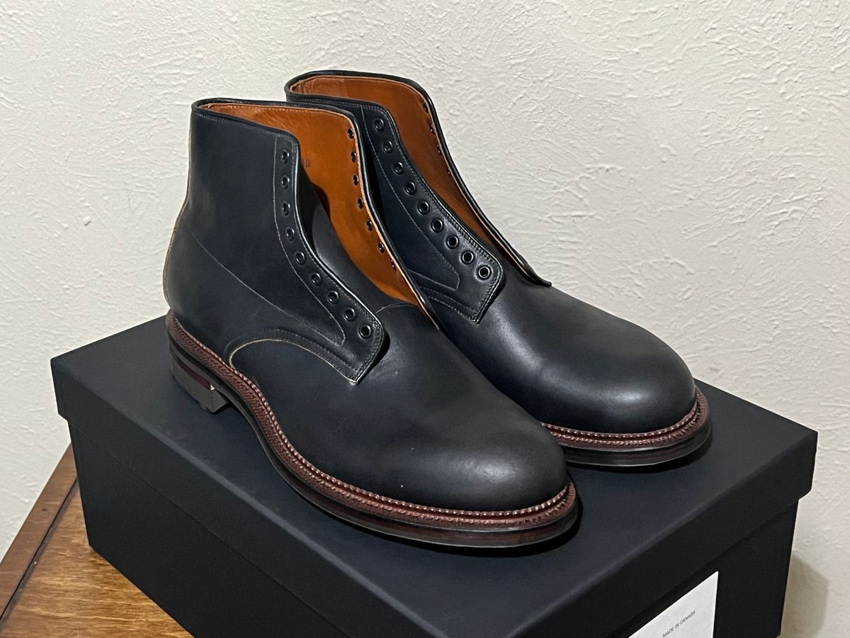 Photo by itsyaboisqueak on September 4, 2024 of the Viberg Navvy in Horween Black Washed Chromexcel.