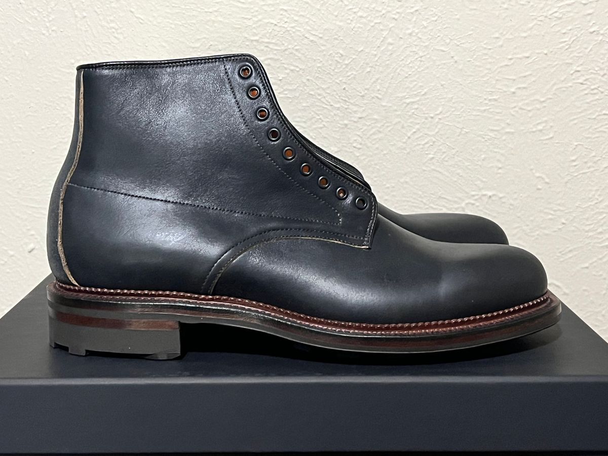 Photo by itsyaboisqueak on September 4, 2024 of the Viberg Navvy in Horween Black Washed Chromexcel.