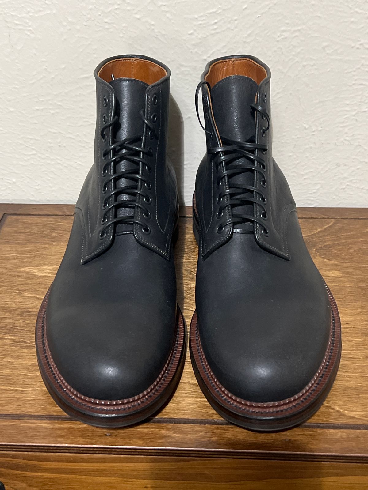 Photo by itsyaboisqueak on September 6, 2024 of the Viberg Navvy in Horween Black Washed Chromexcel.