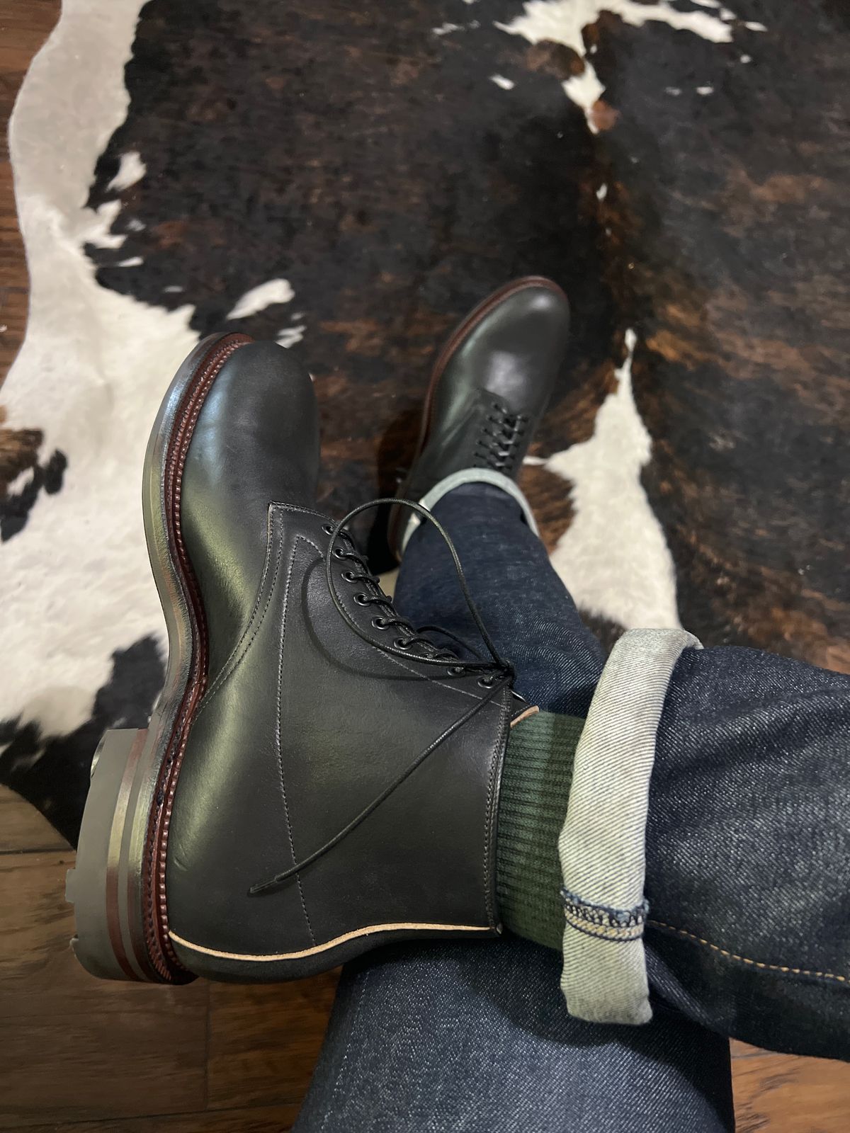 Photo by itsyaboisqueak on September 6, 2024 of the Viberg Navvy in Horween Black Washed Chromexcel.