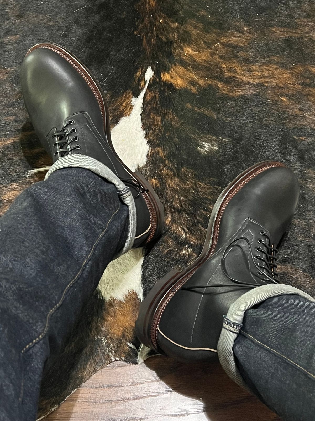 Photo by itsyaboisqueak on September 4, 2024 of the Viberg Navvy in Horween Black Washed Chromexcel.