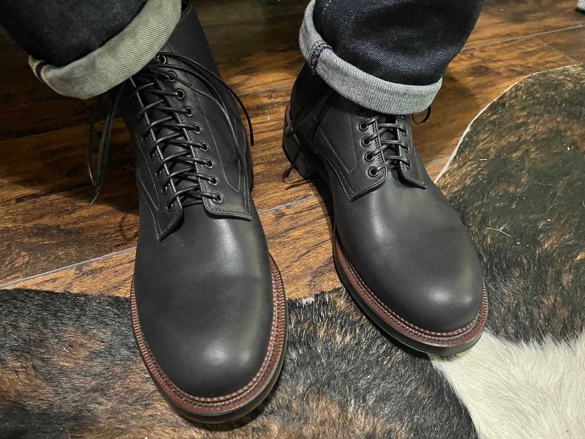 Photo by itsyaboisqueak on September 4, 2024 of the Viberg Navvy in Horween Black Washed Chromexcel.