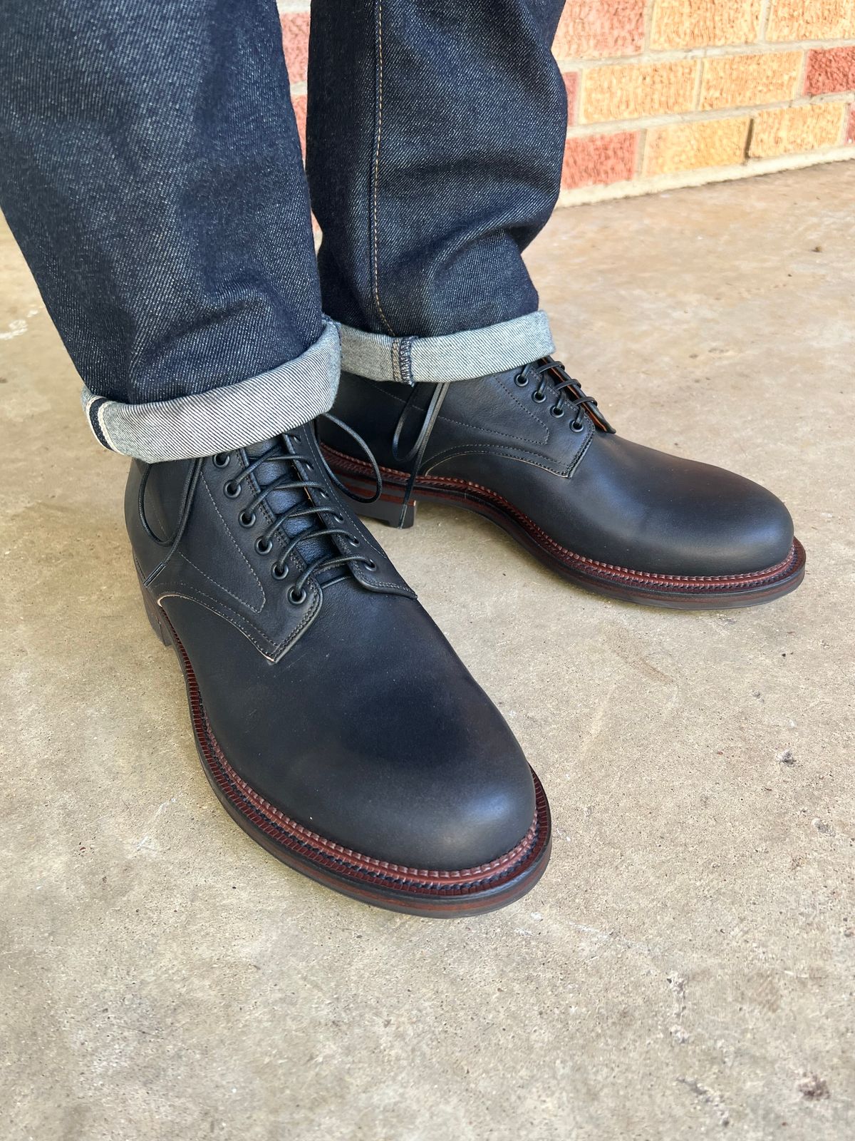 Photo by itsyaboisqueak on September 4, 2024 of the Viberg Navvy in Horween Black Washed Chromexcel.