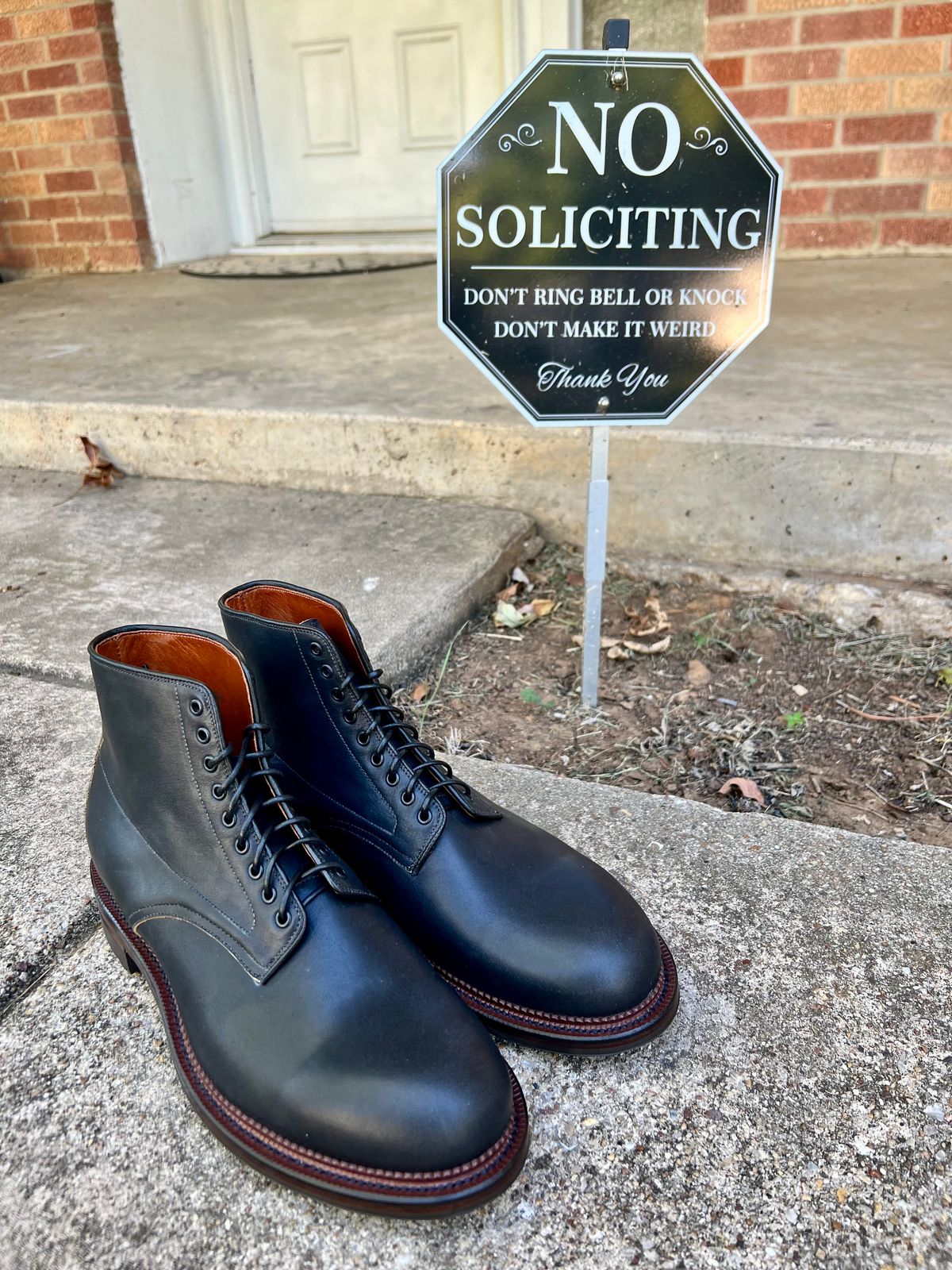 Photo by itsyaboisqueak on October 2, 2024 of the Viberg Navvy in Horween Black Washed Chromexcel.