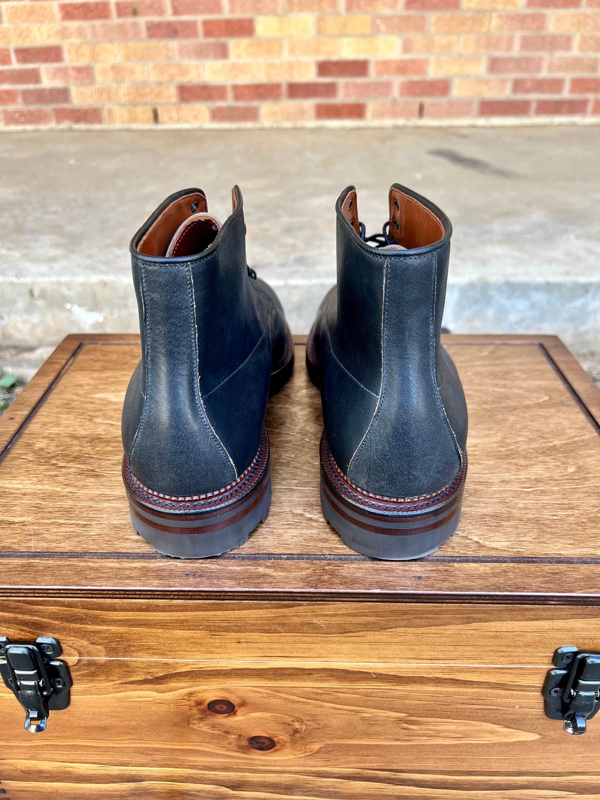 Photo by itsyaboisqueak on October 2, 2024 of the Viberg Navvy in Horween Black Washed Chromexcel.