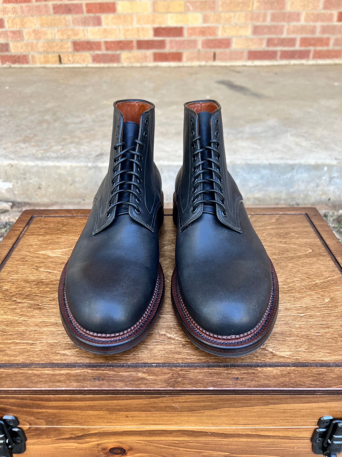 Photo by itsyaboisqueak on October 2, 2024 of the Viberg Navvy in Horween Black Washed Chromexcel.