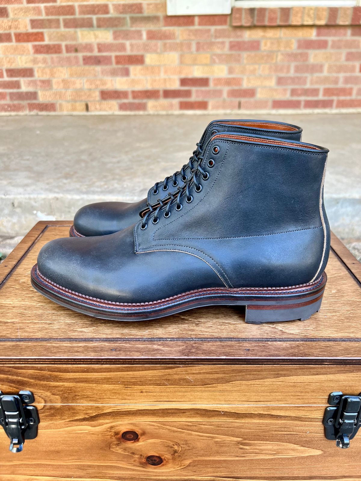 Photo by itsyaboisqueak on October 2, 2024 of the Viberg Navvy in Horween Black Washed Chromexcel.