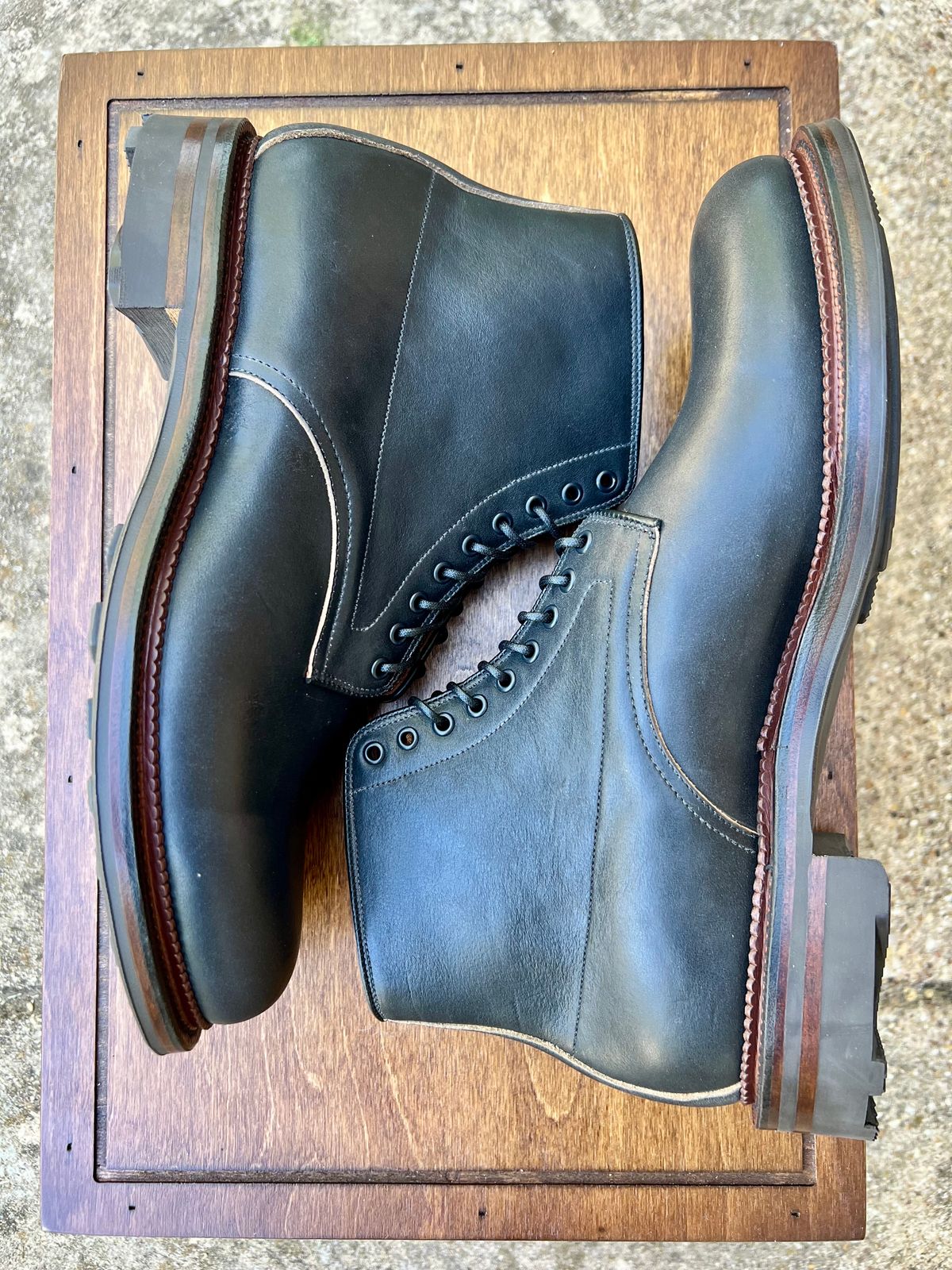 Photo by itsyaboisqueak on October 2, 2024 of the Viberg Navvy in Horween Black Washed Chromexcel.