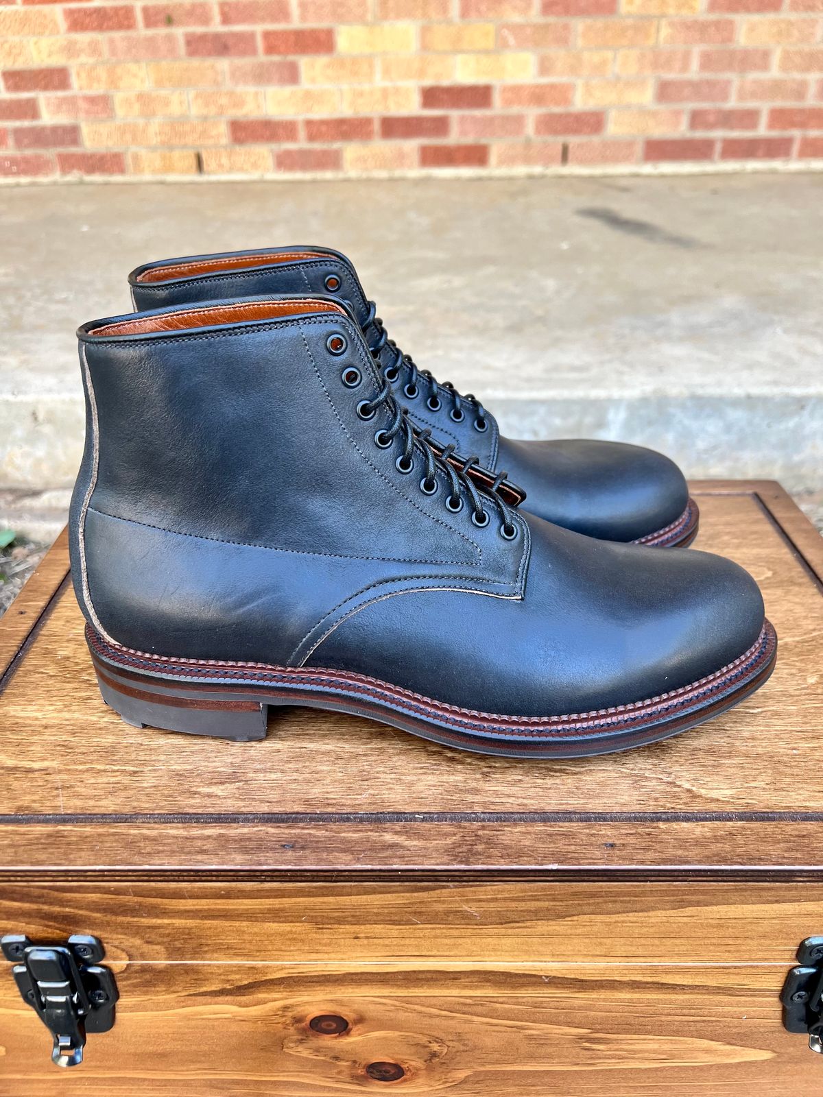 Photo by itsyaboisqueak on October 2, 2024 of the Viberg Navvy in Horween Black Washed Chromexcel.