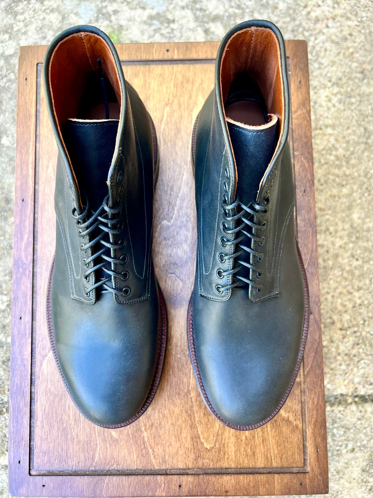 Photo by itsyaboisqueak on October 2, 2024 of the Viberg Navvy in Horween Black Washed Chromexcel.