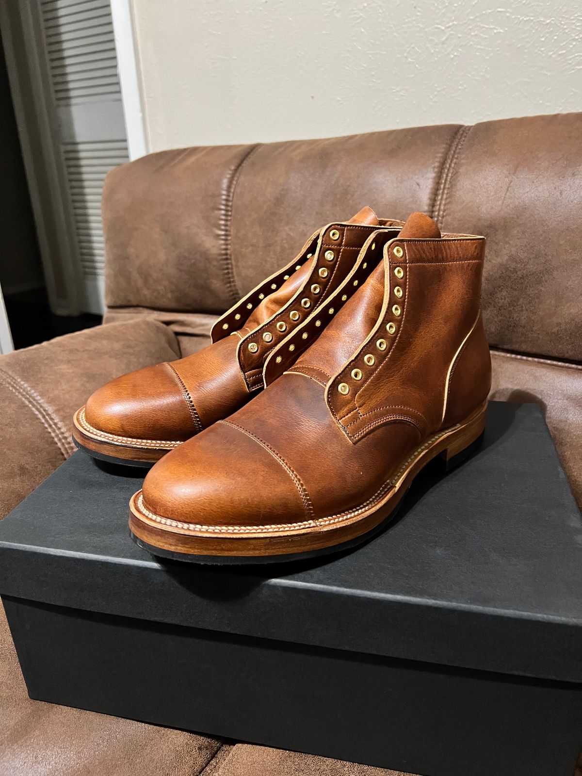 Photo by itsyaboisqueak on March 8, 2024 of the Viberg Service Boot in Horween English Tan Cypress.