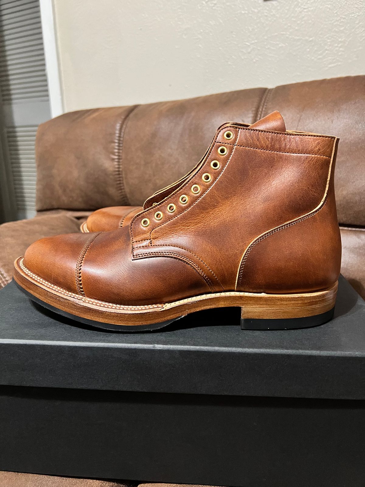 Photo by itsyaboisqueak on March 8, 2024 of the Viberg Service Boot in Horween English Tan Cypress.