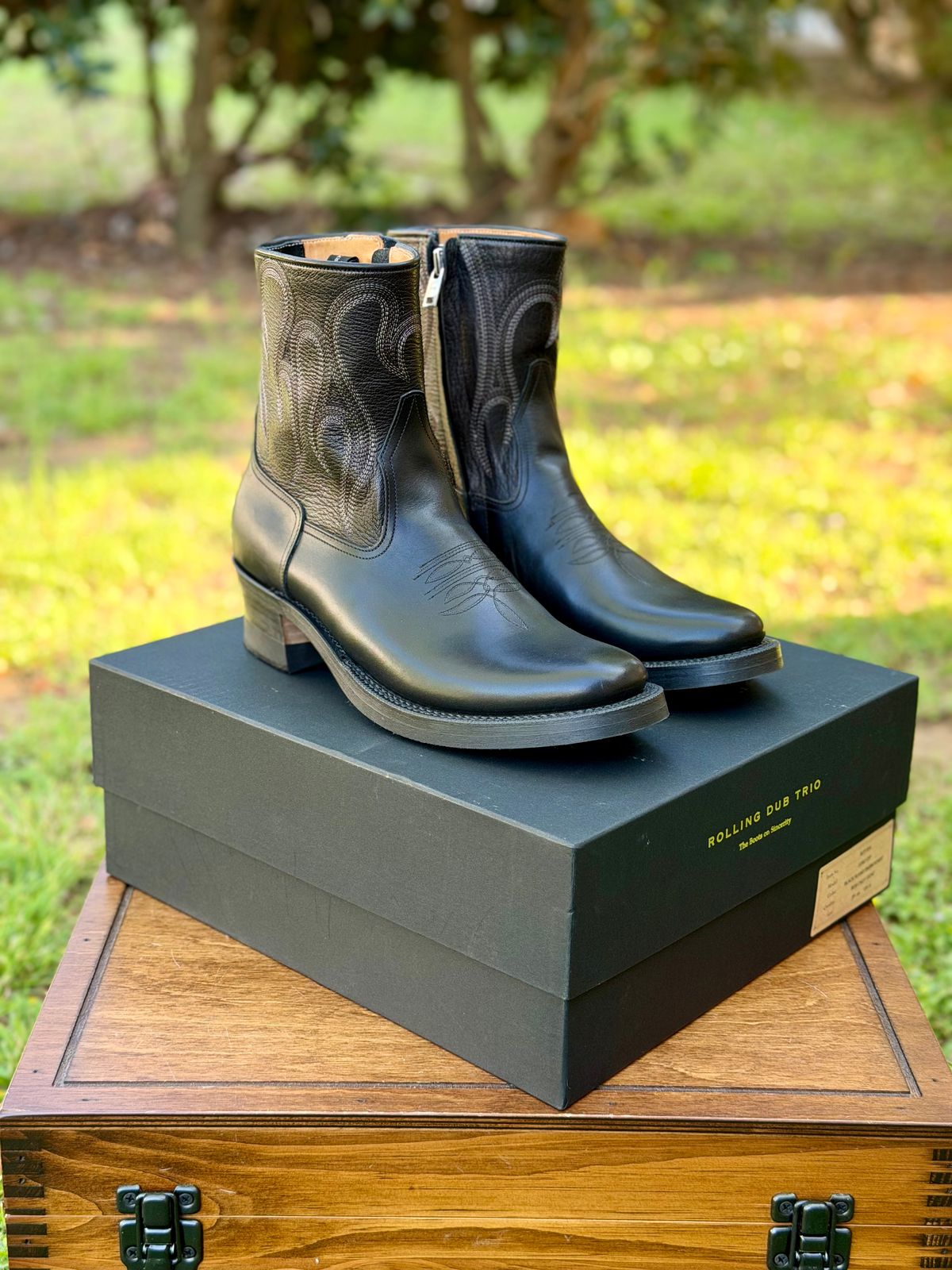 Photo by itsyaboisqueak on March 30, 2026 of the Rolling Dub Trio Loro Sidezip in Black Box Calf.