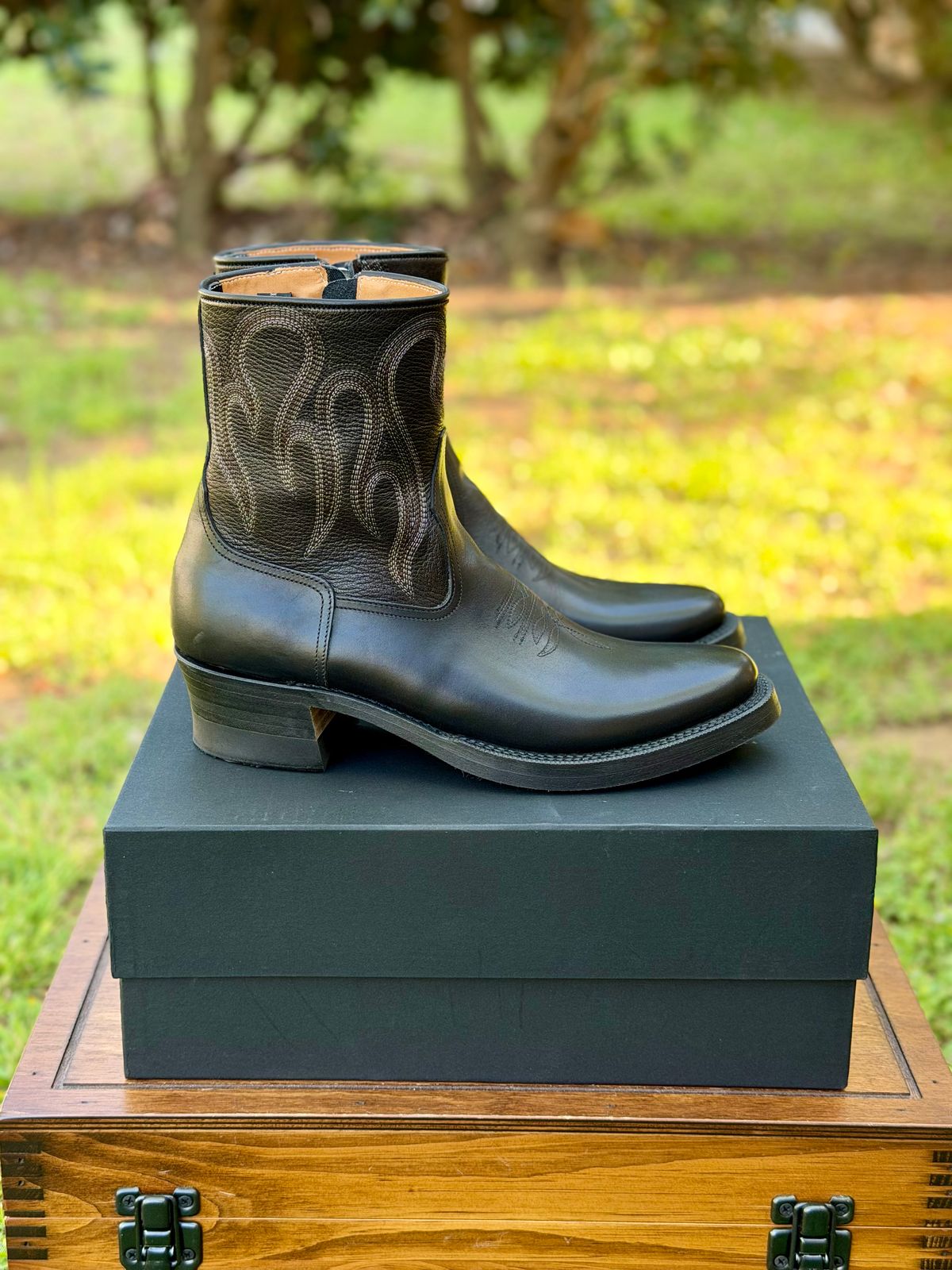 Photo by itsyaboisqueak on March 30, 2026 of the Rolling Dub Trio Loro Sidezip in Black Box Calf.