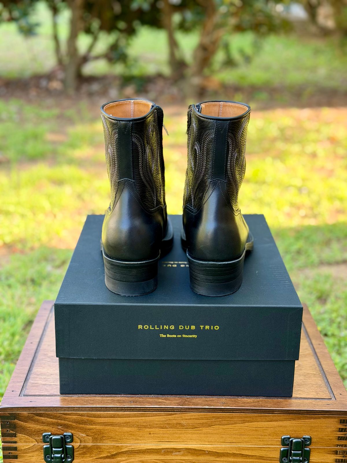 Photo by itsyaboisqueak on March 30, 2026 of the Rolling Dub Trio Loro Sidezip in Black Box Calf.